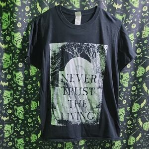 RARE Rock N Horror Never Trust The Living Beetlejuice Gravestone Photo Art Shirt